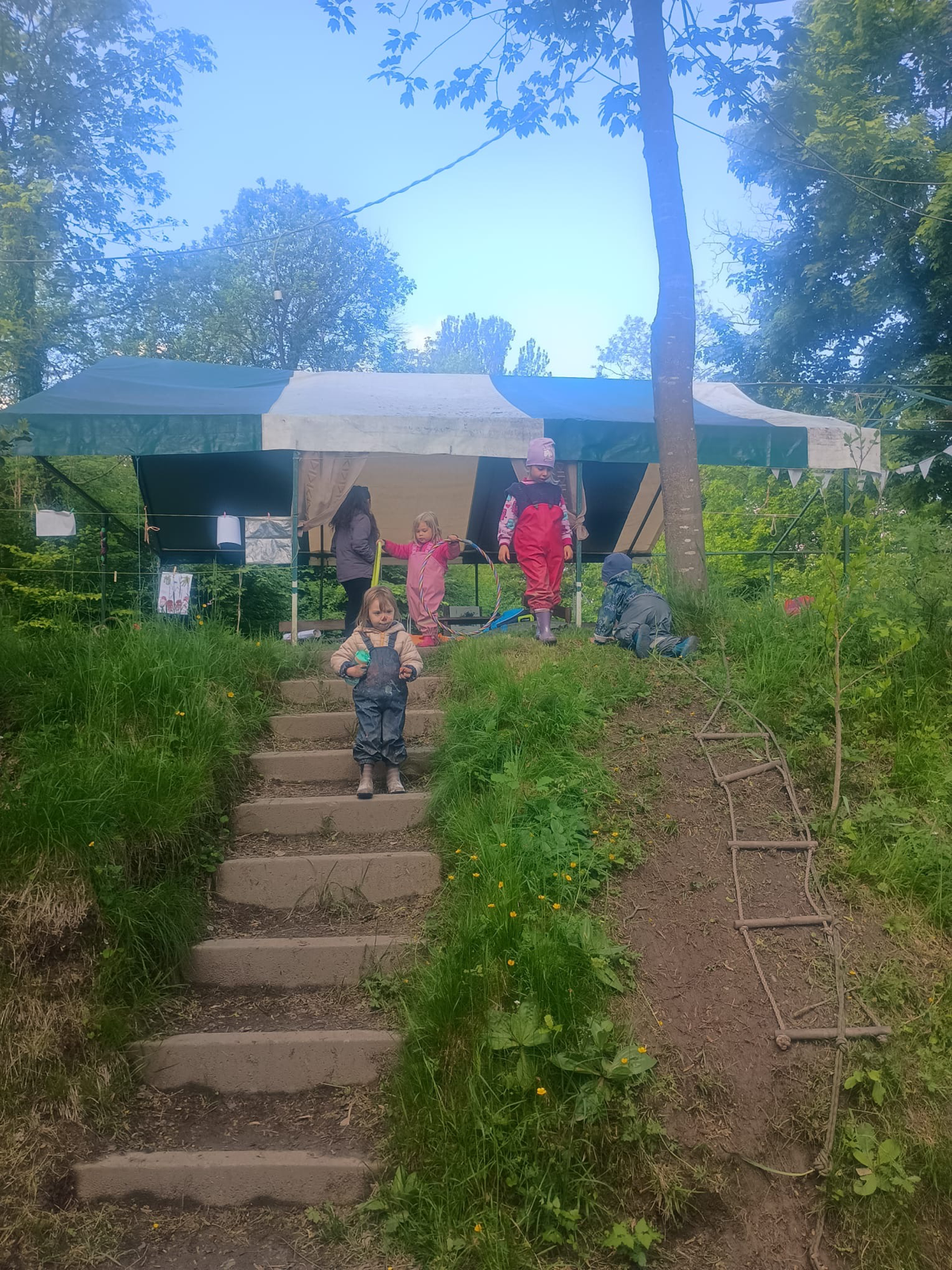 Campo base esterno con tenda - punto di ritrovo per attività di gruppo nel bosco